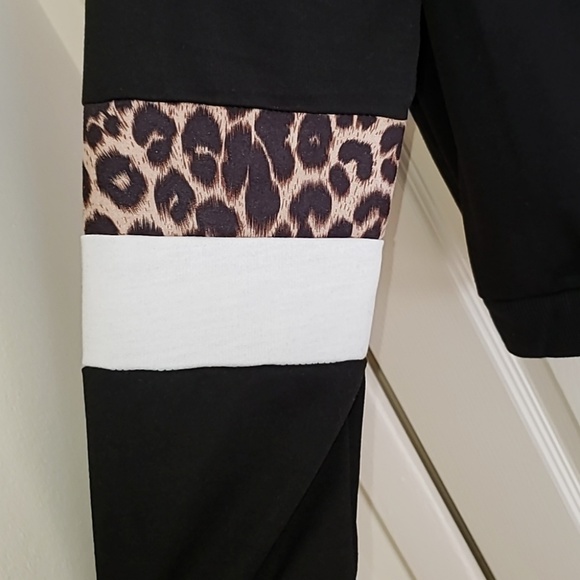Leopard Colorblock Round Neck Sweatshirt. - Picture 6 of 6